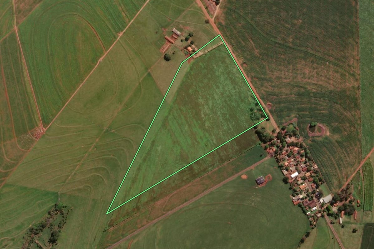 Imagem de satélite do imóvel rural em Munhoz de Melo (PR), com o contorno declarado no CAR desenhado por cima.