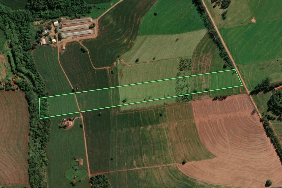Imagem de satélite do imóvel rural em Munhoz de Melo (PR), com o contorno declarado no CAR desenhado por cima.