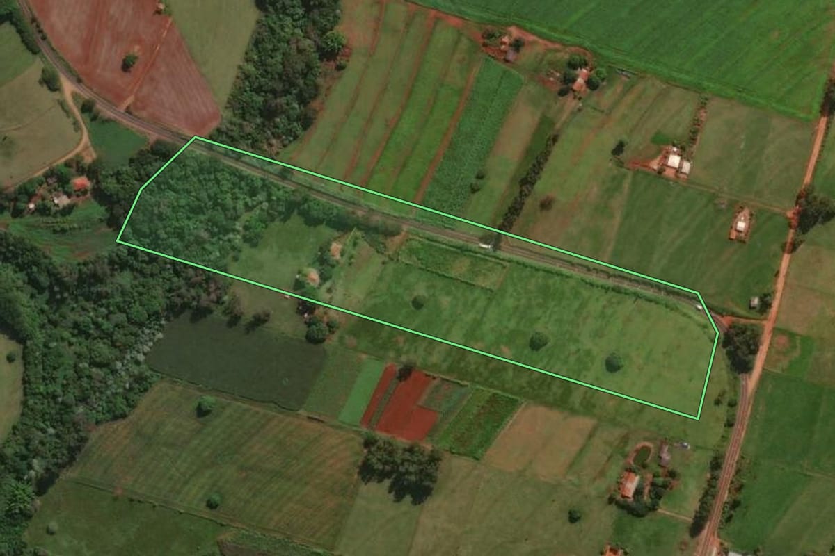 Imagem de satélite do imóvel rural em Munhoz de Melo (PR), com o contorno declarado no CAR desenhado por cima.
