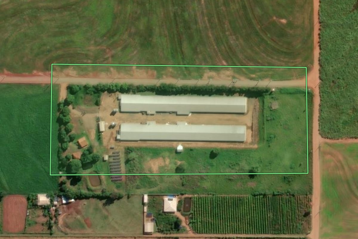 Imagem de satélite do imóvel rural em Munhoz de Melo (PR), com o contorno declarado no CAR desenhado por cima.