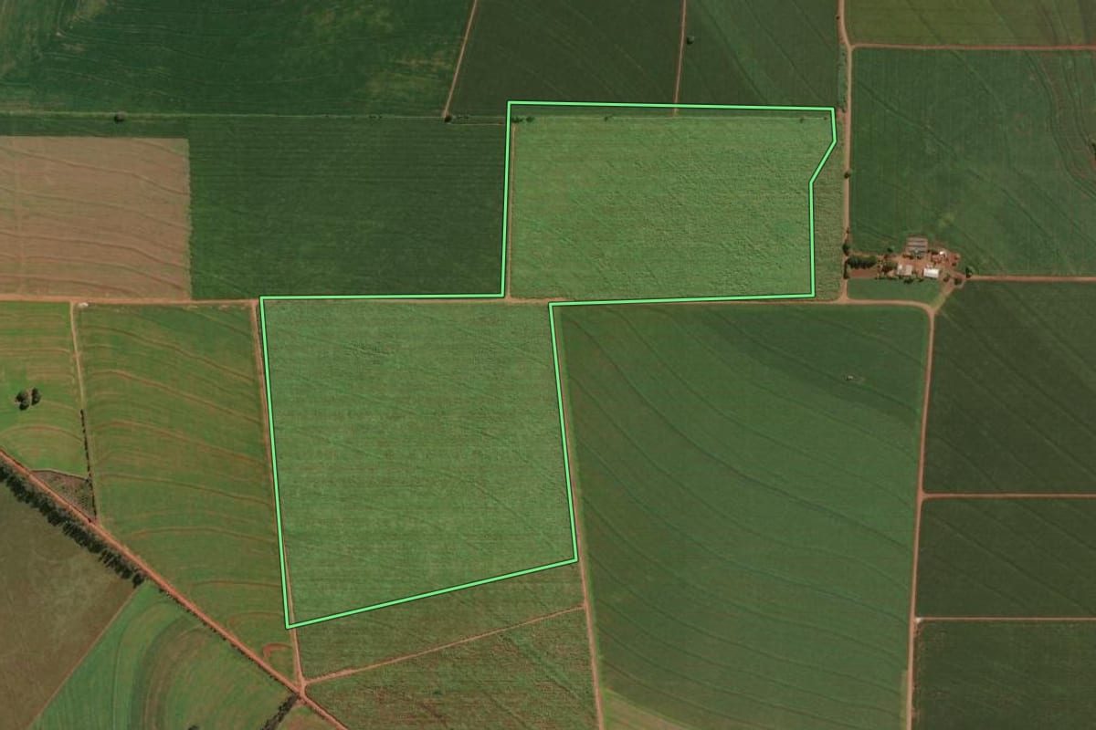 Imagem de satélite do imóvel rural em Munhoz de Melo (PR), com o contorno declarado no CAR desenhado por cima.