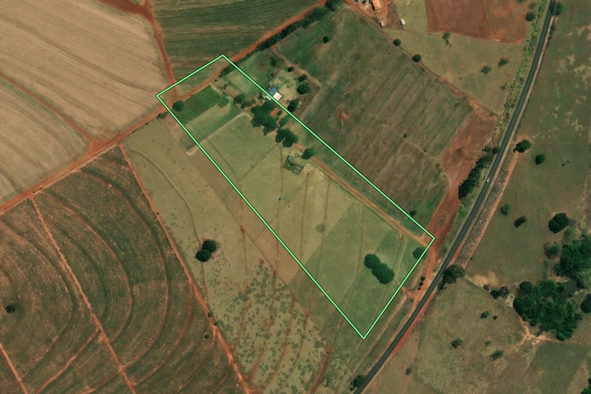 Imagem de satélite do imóvel rural em Nossa Senhora das Graças (PR), com o contorno declarado no CAR desenhado por cima.