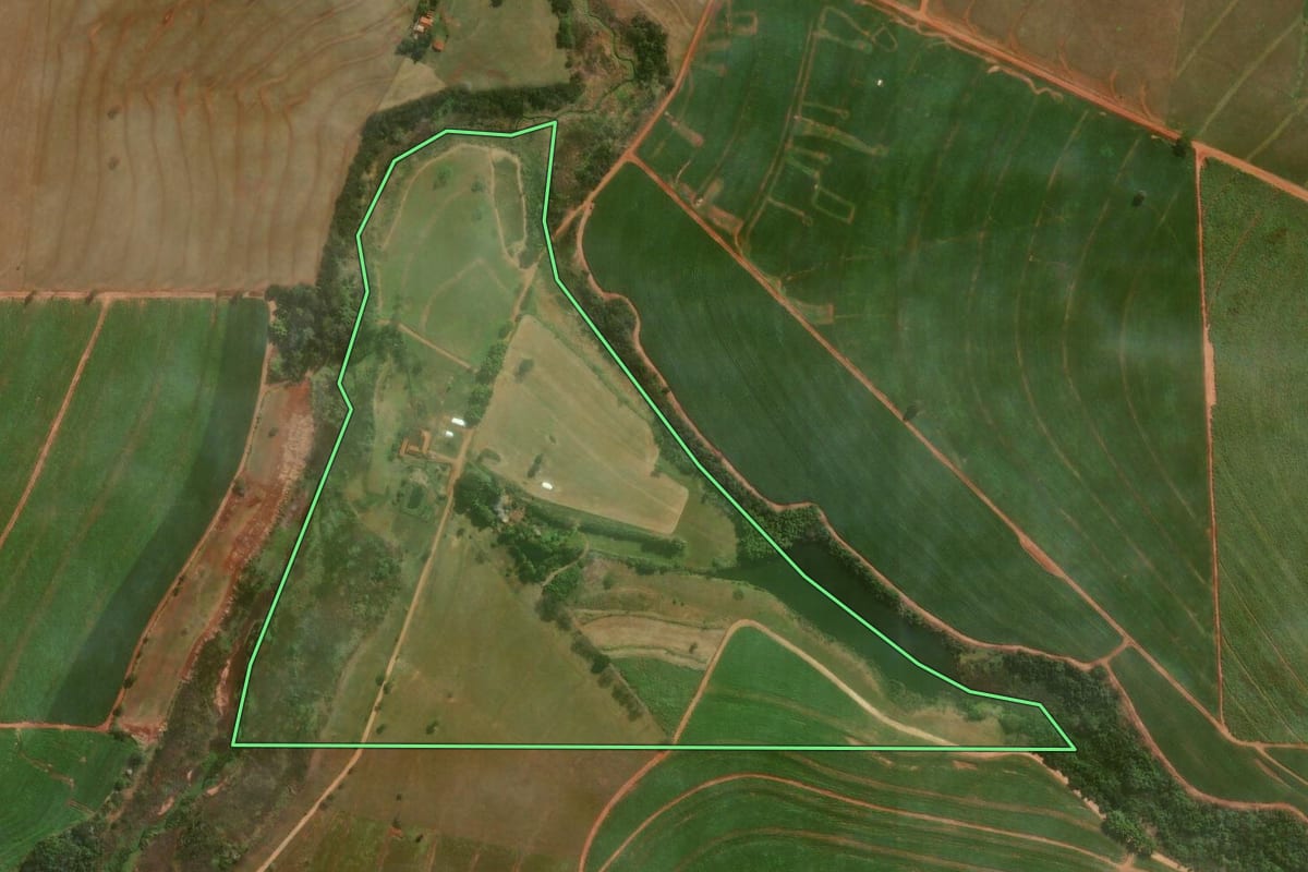 Imagem de satélite do imóvel rural em Nossa Senhora das Graças (PR), com o contorno declarado no CAR desenhado por cima.