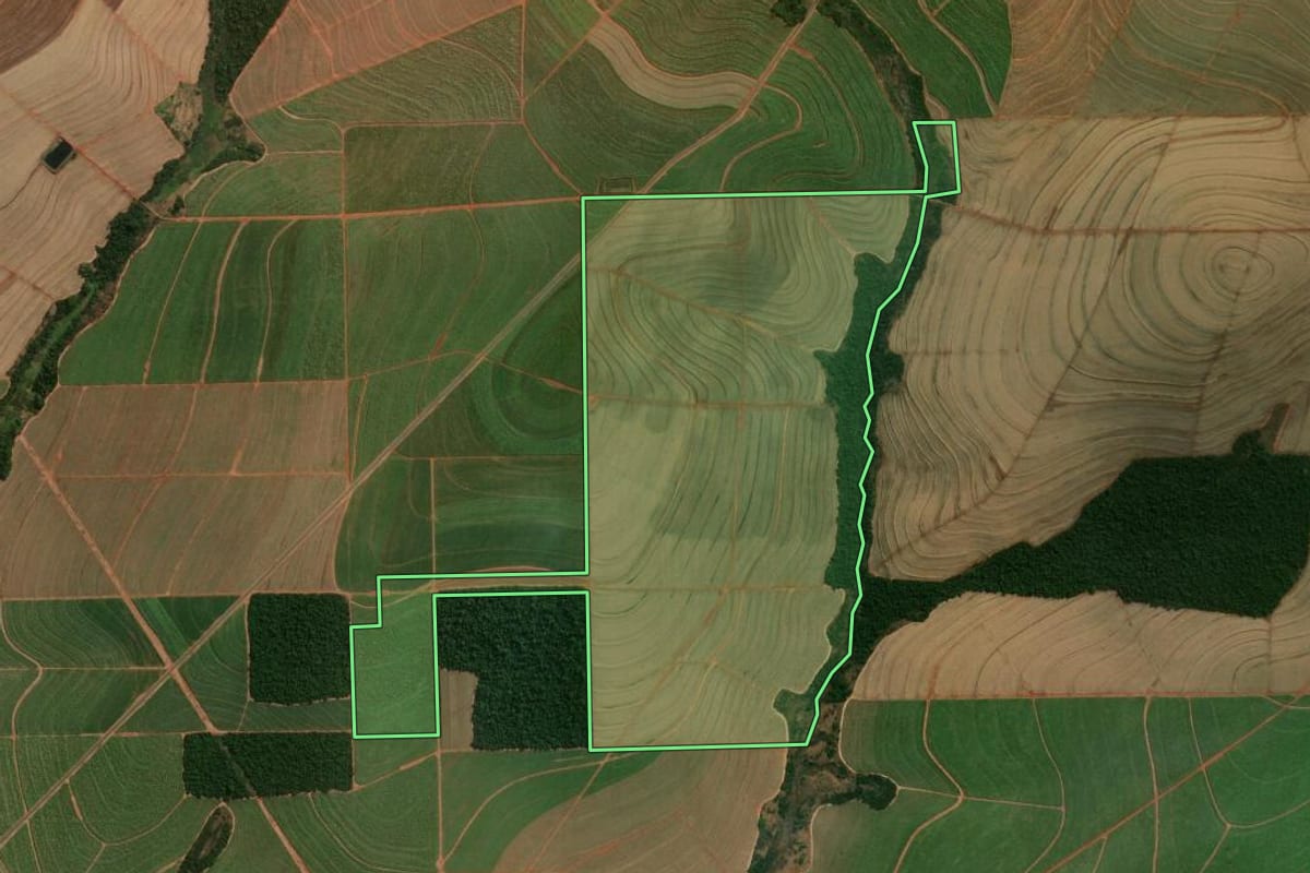 Imagem de satélite do imóvel rural em Nossa Senhora das Graças (PR), com o contorno declarado no CAR desenhado por cima.