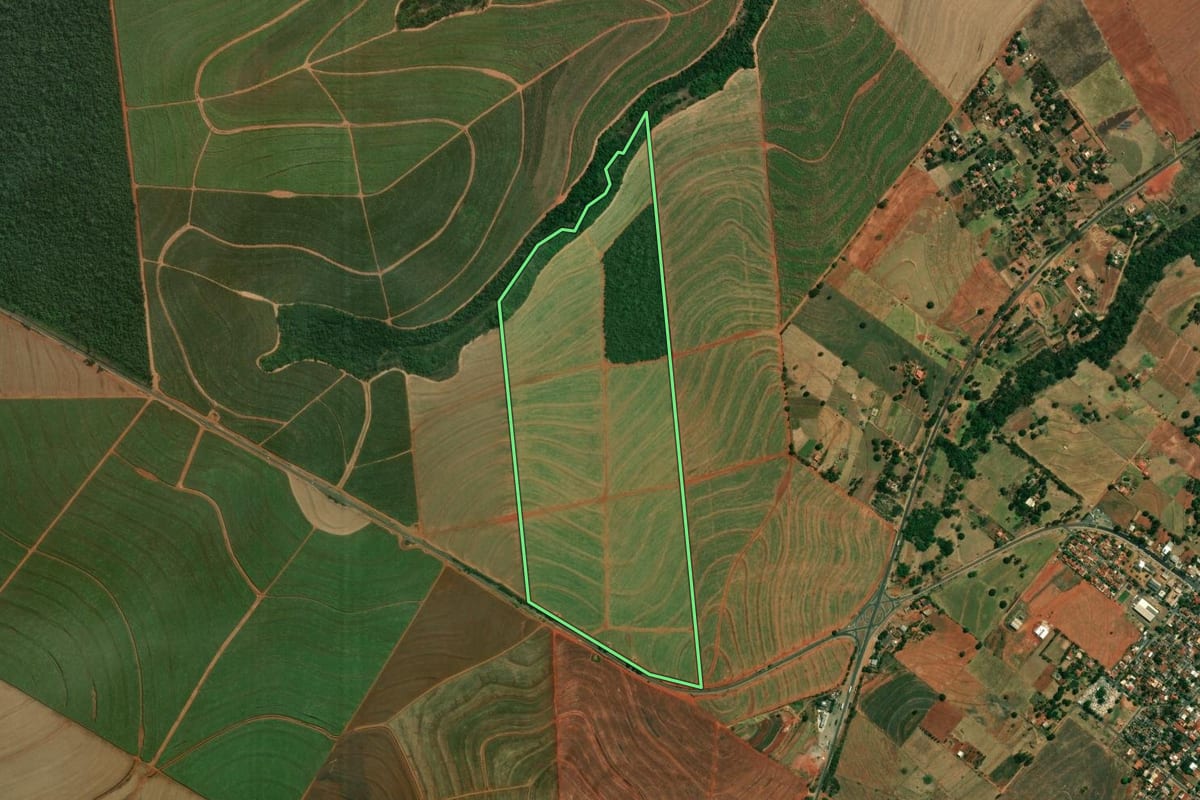 Imagem de satélite do imóvel rural em Nossa Senhora das Graças (PR), com o contorno declarado no CAR desenhado por cima.