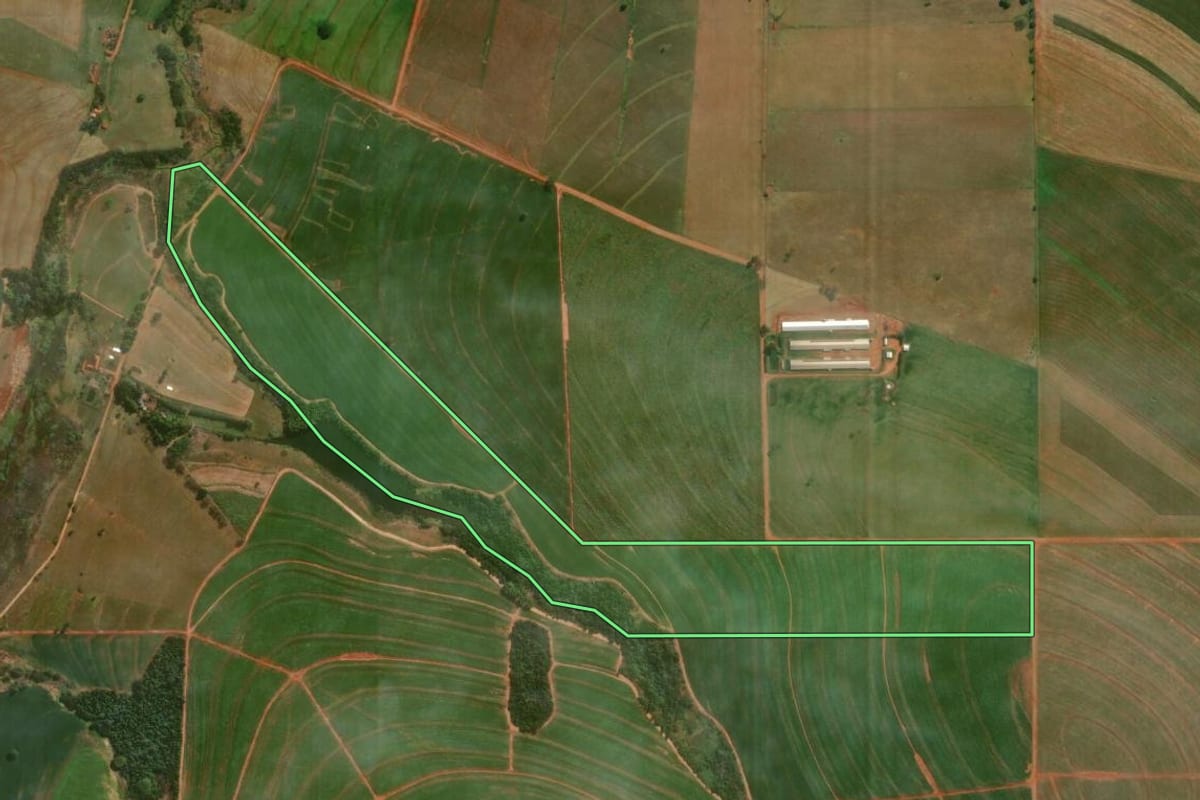 Imagem de satélite do imóvel rural em Nossa Senhora das Graças (PR), com o contorno declarado no CAR desenhado por cima.