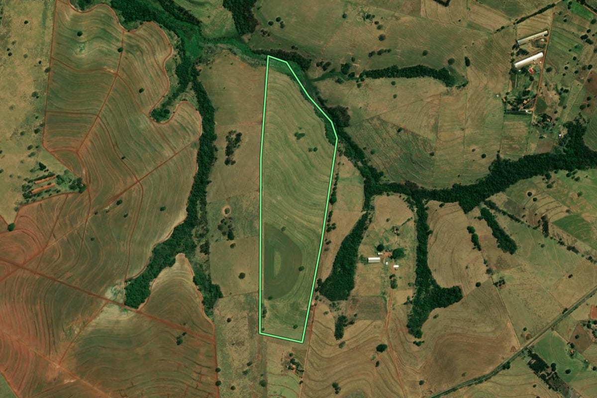 Imagem de satélite do imóvel rural em Nossa Senhora das Graças (PR), com o contorno declarado no CAR desenhado por cima.