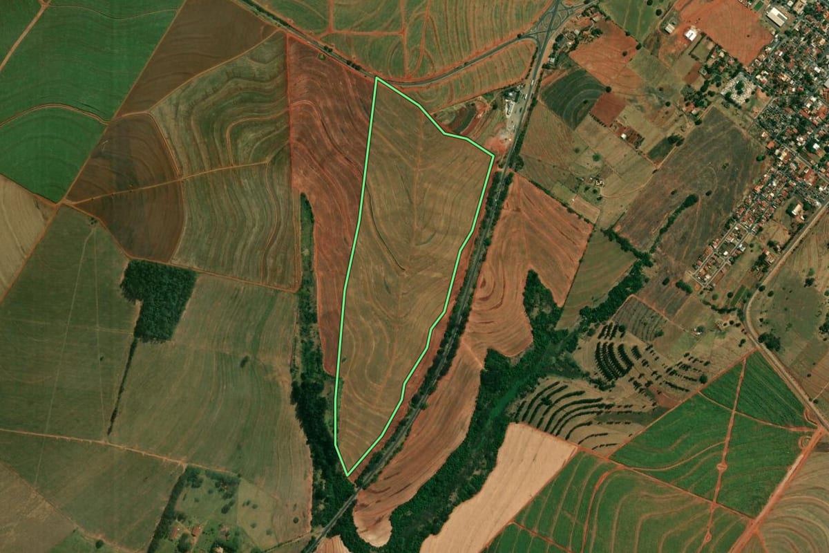 Imagem de satélite do imóvel rural em Nossa Senhora das Graças (PR), com o contorno declarado no CAR desenhado por cima.