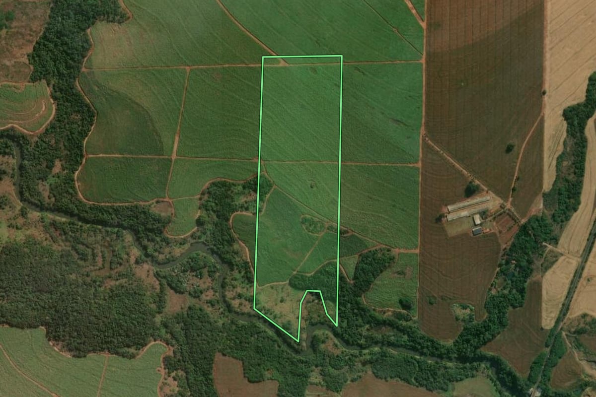 Imagem de satélite do imóvel rural em Nossa Senhora das Graças (PR), com o contorno declarado no CAR desenhado por cima.