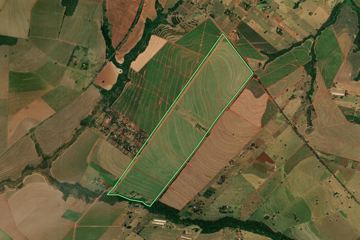 Imagem de satélite do imóvel rural em Nossa Senhora das Graças (PR), com o contorno declarado no CAR desenhado por cima.