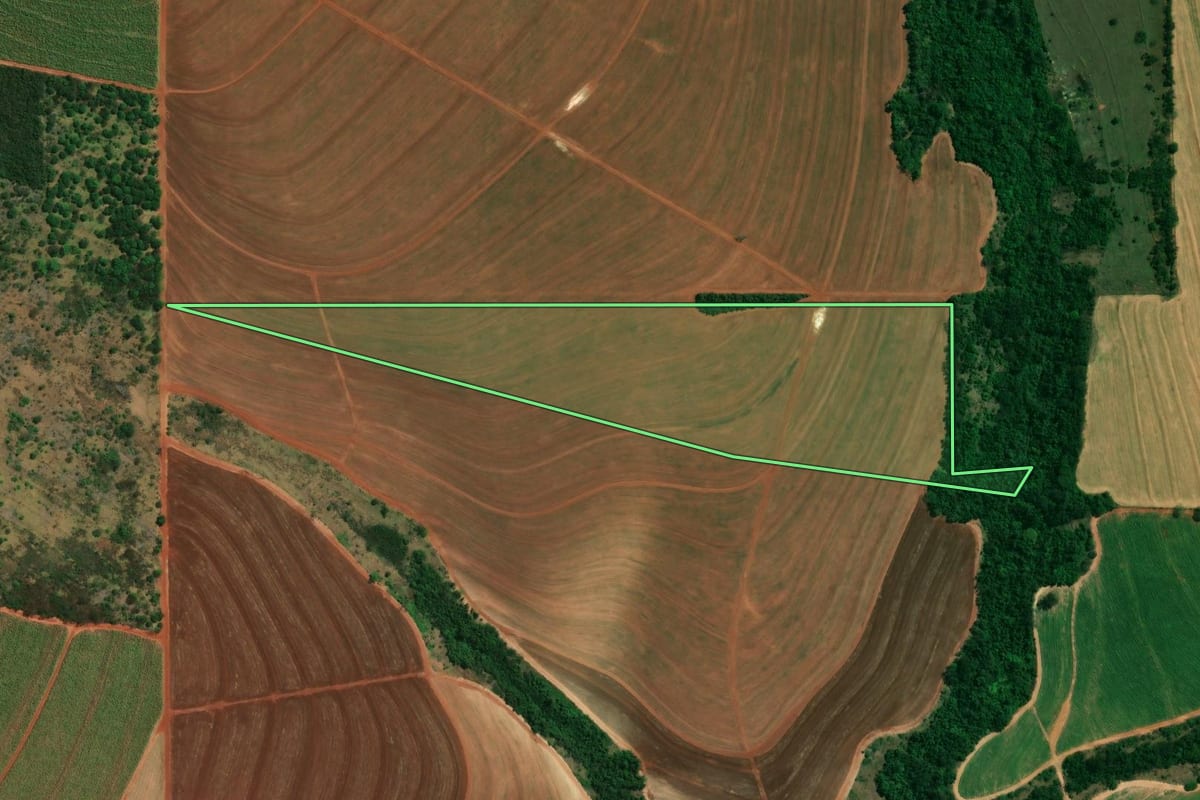 Imagem de satélite do imóvel rural em Nossa Senhora das Graças (PR), com o contorno declarado no CAR desenhado por cima.