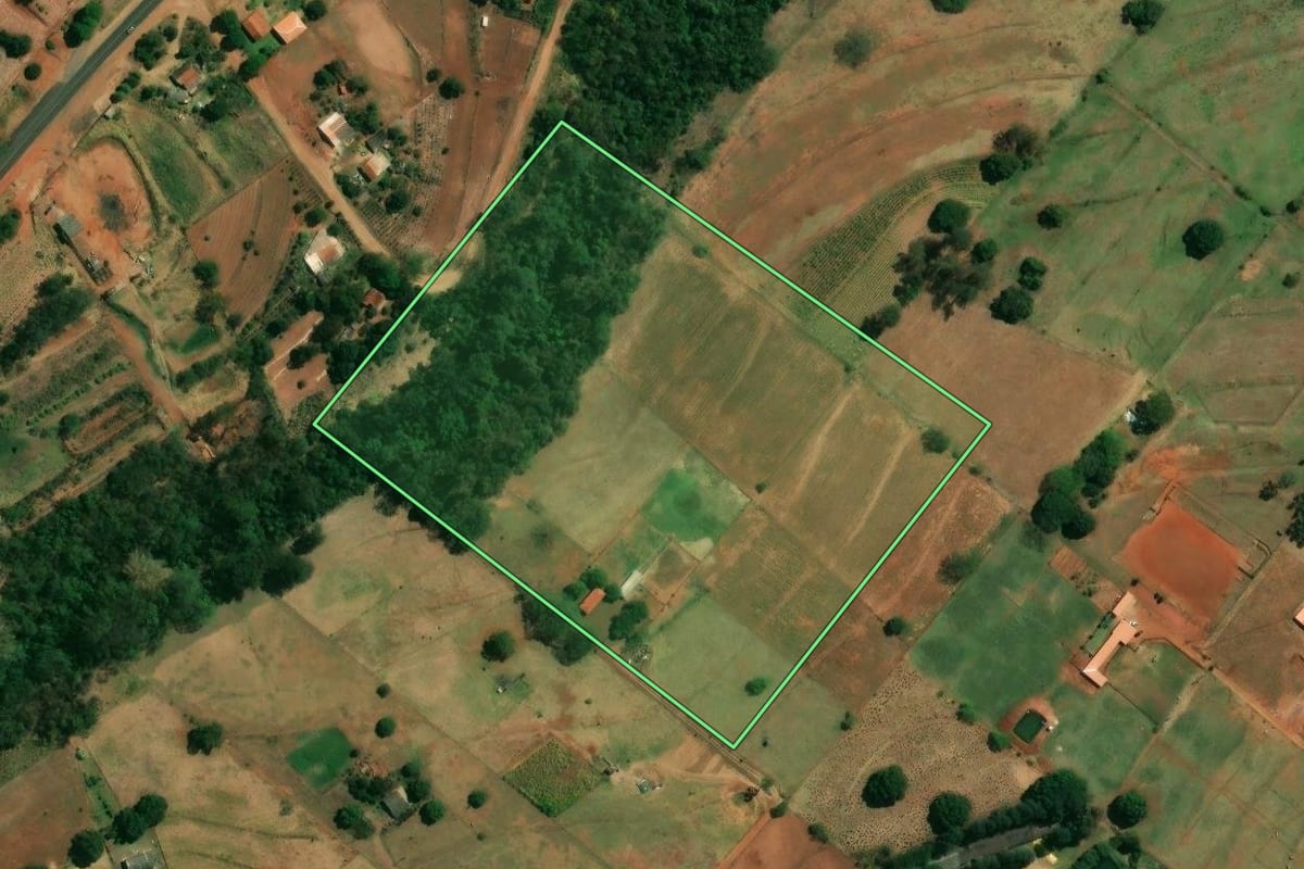 Imagem de satélite do imóvel rural em Nossa Senhora das Graças (PR), com o contorno declarado no CAR desenhado por cima.