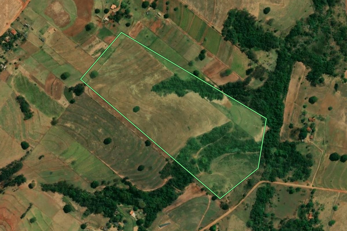 Imagem de satélite do imóvel rural em Nossa Senhora das Graças (PR), com o contorno declarado no CAR desenhado por cima.