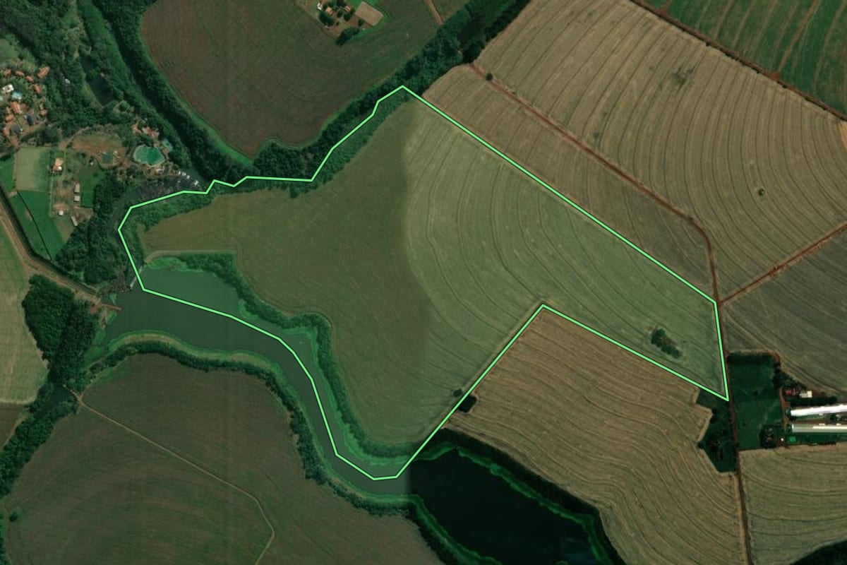 Imagem de satélite do imóvel rural em Nossa Senhora das Graças (PR), com o contorno declarado no CAR desenhado por cima.