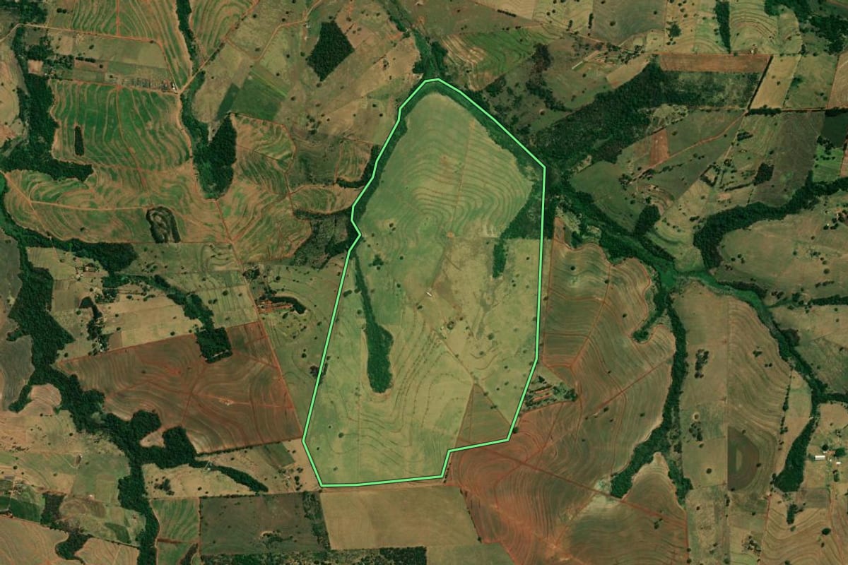 Imagem de satélite do imóvel rural em Nossa Senhora das Graças (PR), com o contorno declarado no CAR desenhado por cima.