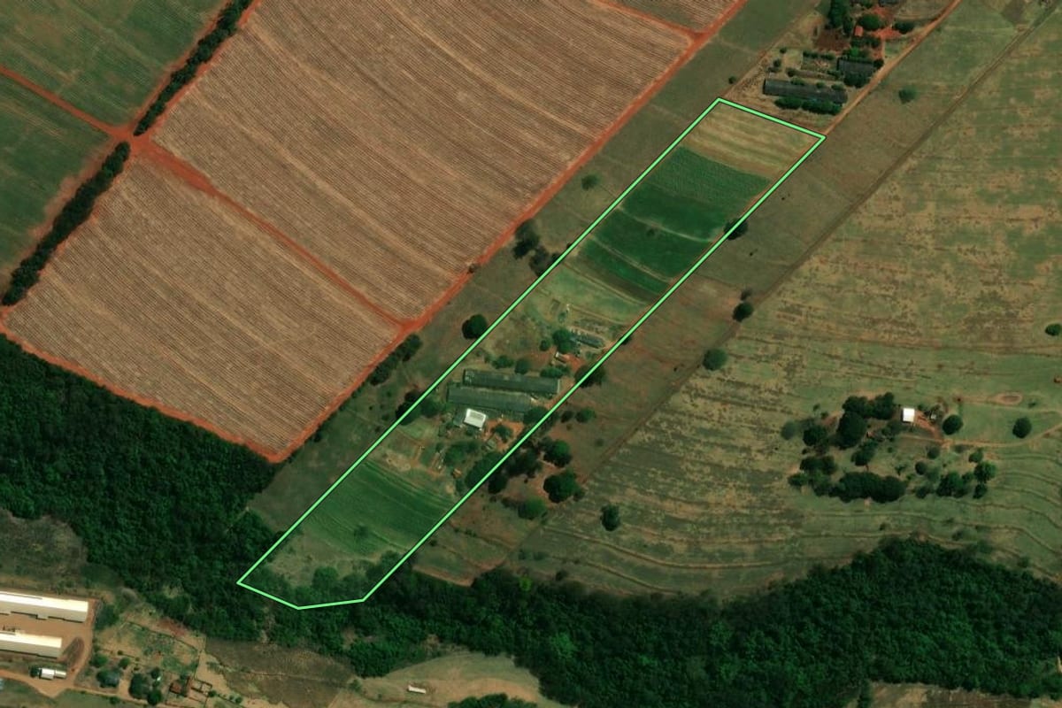 Imagem de satélite do imóvel rural em Nossa Senhora das Graças (PR), com o contorno declarado no CAR desenhado por cima.