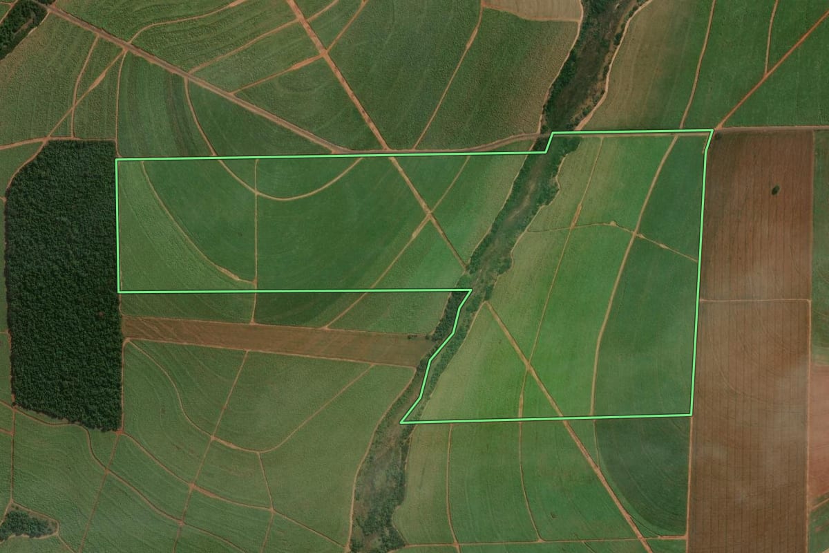 Imagem de satélite do imóvel rural em Nossa Senhora das Graças (PR), com o contorno declarado no CAR desenhado por cima.