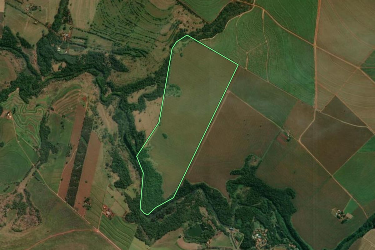Imagem de satélite do imóvel rural em Nossa Senhora das Graças (PR), com o contorno declarado no CAR desenhado por cima.