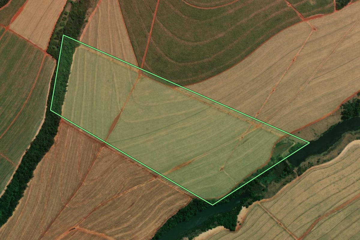 Imagem de satélite do imóvel rural em Nossa Senhora das Graças (PR), com o contorno declarado no CAR desenhado por cima.