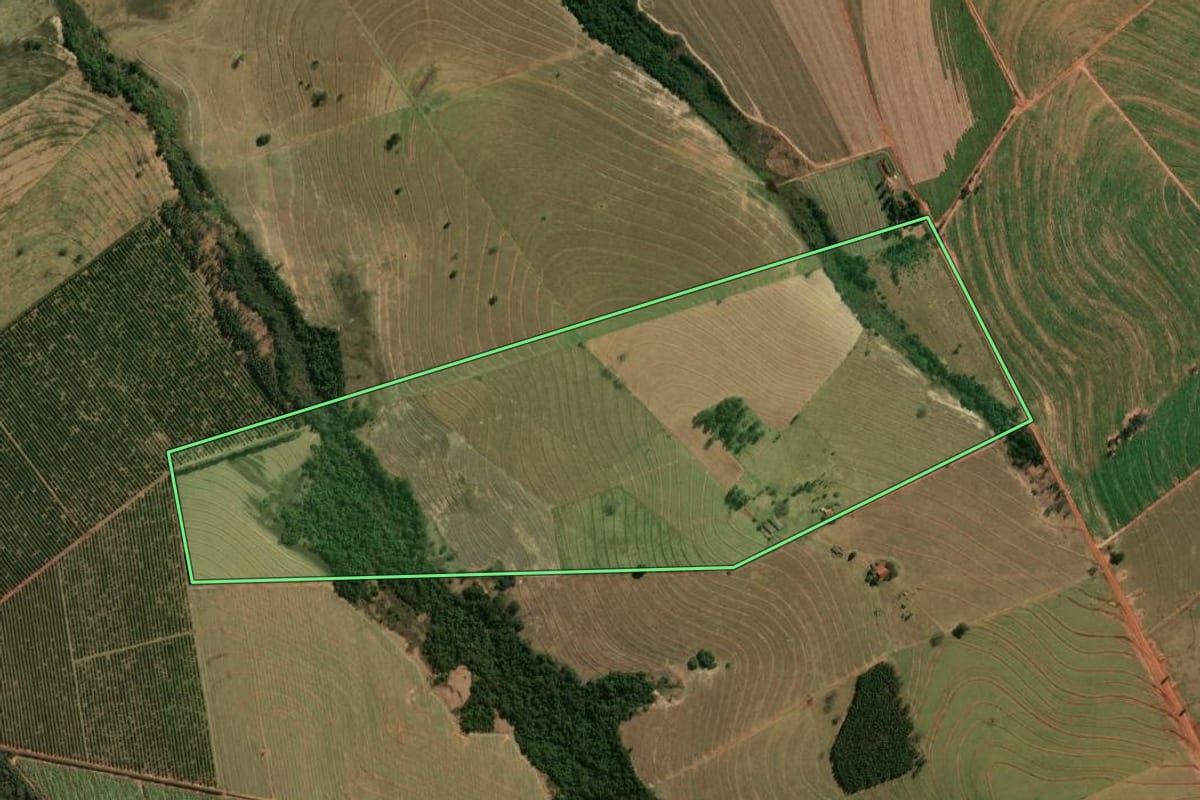 Imagem de satélite do imóvel rural em Nova Aliança do Ivaí (PR), com o contorno declarado no CAR desenhado por cima.