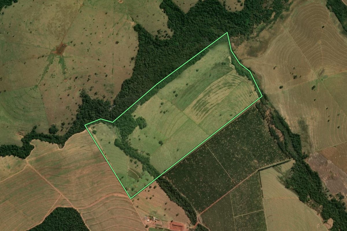 Imagem de satélite do imóvel rural em Nova Aliança do Ivaí (PR), com o contorno declarado no CAR desenhado por cima.