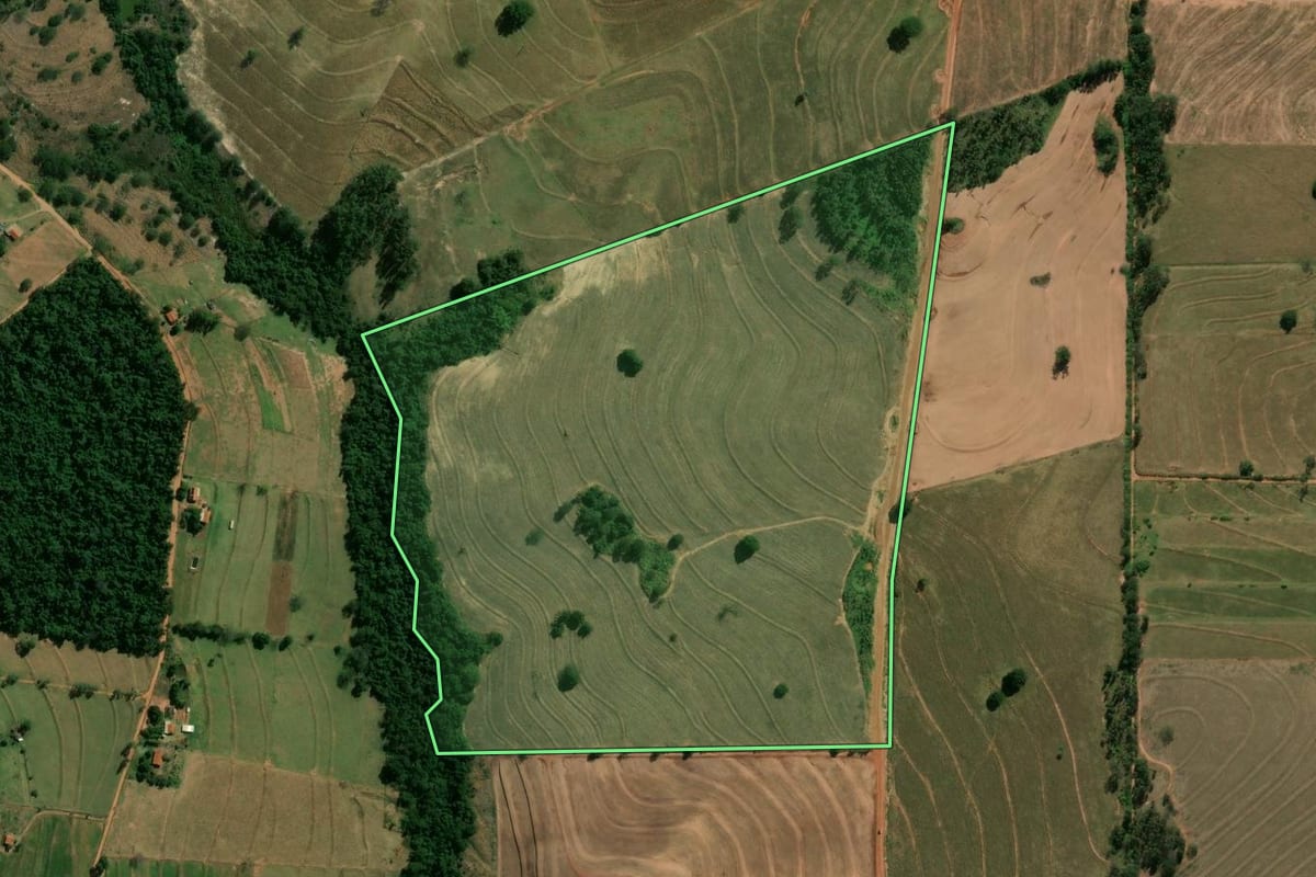 Imagem de satélite do imóvel rural em Nova Aliança do Ivaí (PR), com o contorno declarado no CAR desenhado por cima.