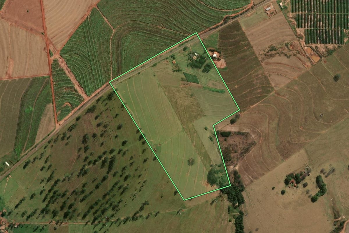 Imagem de satélite do imóvel rural em Nova Aliança do Ivaí (PR), com o contorno declarado no CAR desenhado por cima.