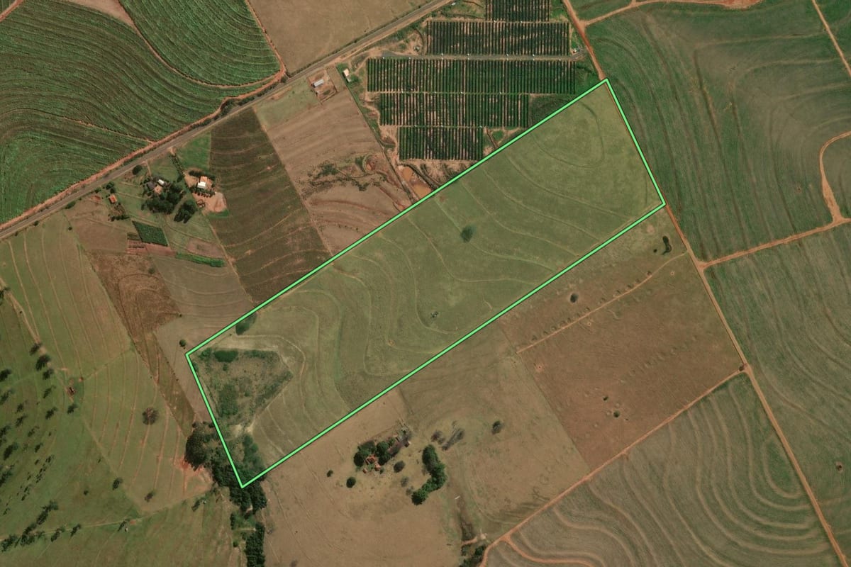 Imagem de satélite do imóvel rural em Nova Aliança do Ivaí (PR), com o contorno declarado no CAR desenhado por cima.