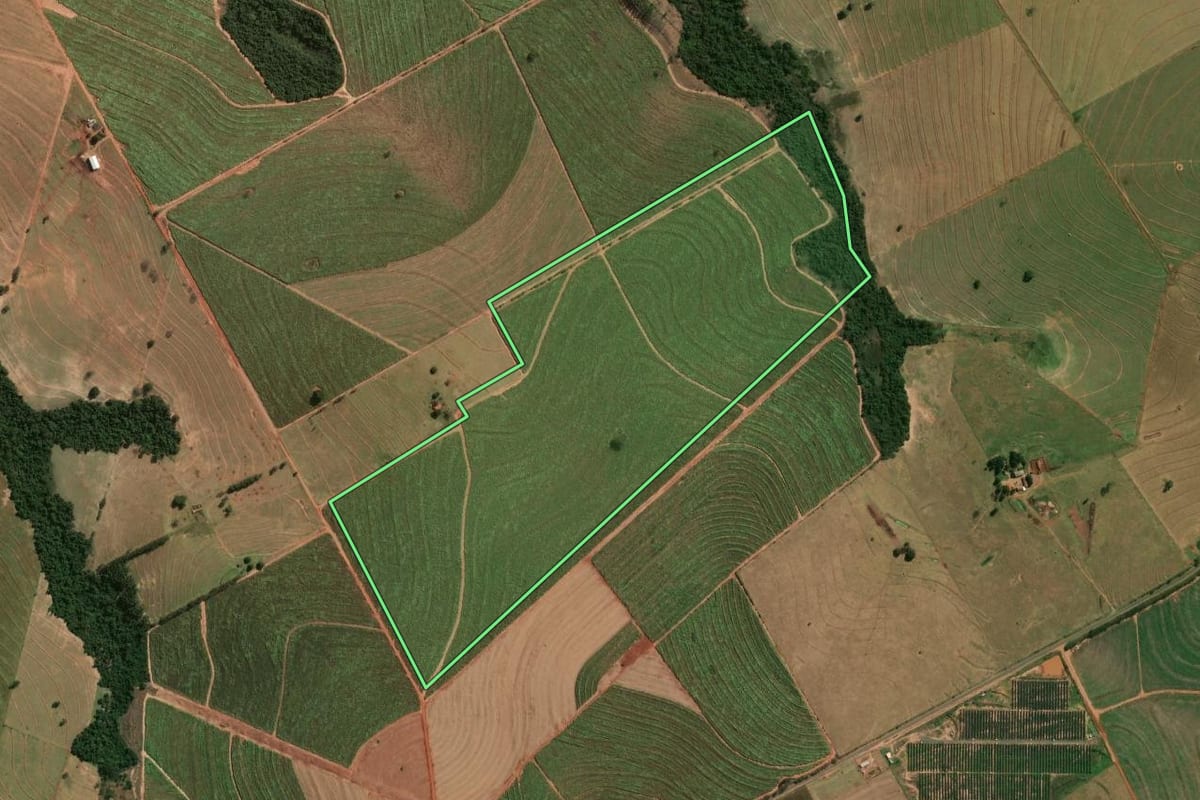 Imagem de satélite do imóvel rural em Nova Aliança do Ivaí (PR), com o contorno declarado no CAR desenhado por cima.