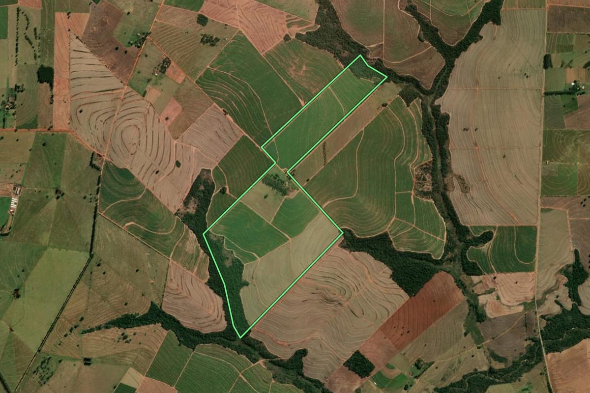 Imagem de satélite do imóvel rural em Nova Aliança do Ivaí (PR), com o contorno declarado no CAR desenhado por cima.