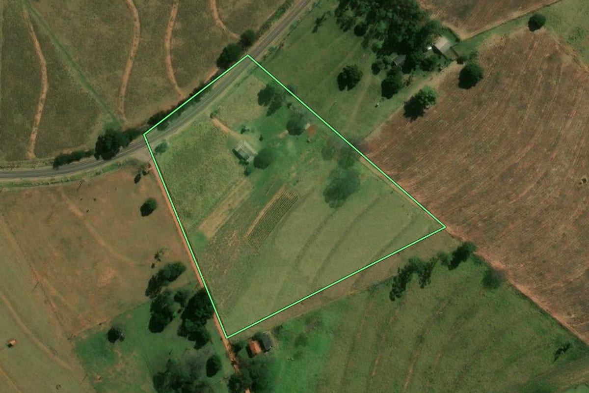 Imagem de satélite do imóvel rural em Nova Aliança do Ivaí (PR), com o contorno declarado no CAR desenhado por cima.