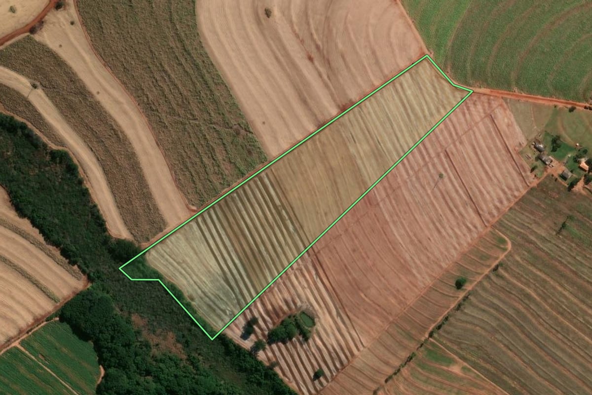 Imagem de satélite do imóvel rural em Nova Aliança do Ivaí (PR), com o contorno declarado no CAR desenhado por cima.