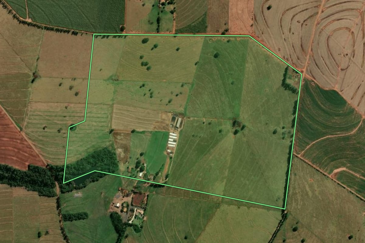 Imagem de satélite do imóvel rural em Nova Aliança do Ivaí (PR), com o contorno declarado no CAR desenhado por cima.