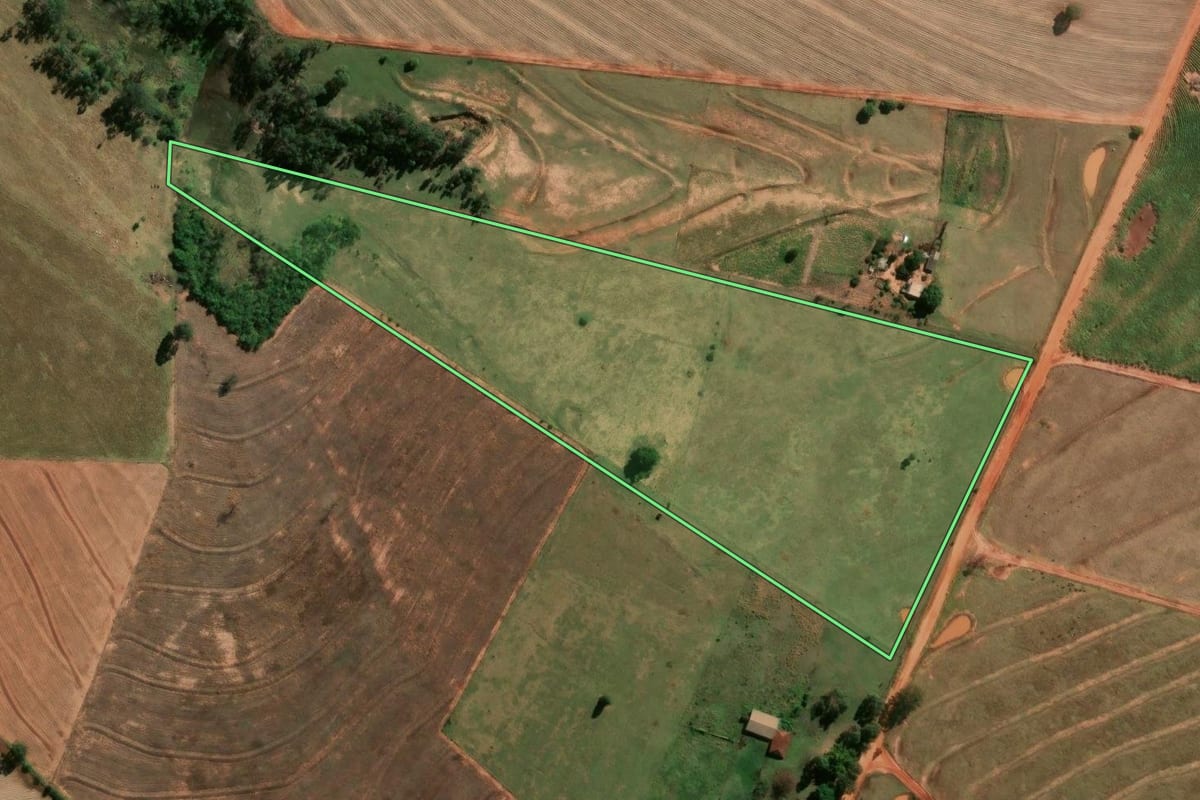 Imagem de satélite do imóvel rural em Nova Aliança do Ivaí (PR), com o contorno declarado no CAR desenhado por cima.