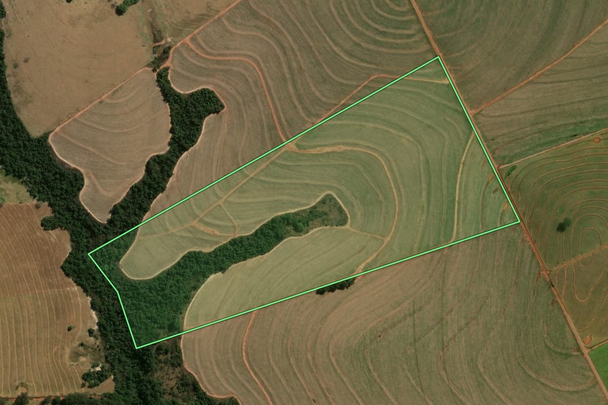 Imagem de satélite do imóvel rural em Nova Aliança do Ivaí (PR), com o contorno declarado no CAR desenhado por cima.