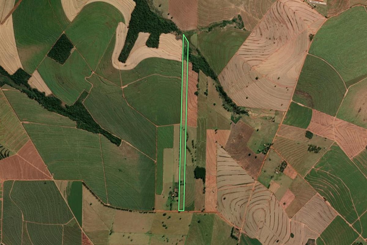 Imagem de satélite do imóvel rural em Nova Aliança do Ivaí (PR), com o contorno declarado no CAR desenhado por cima.