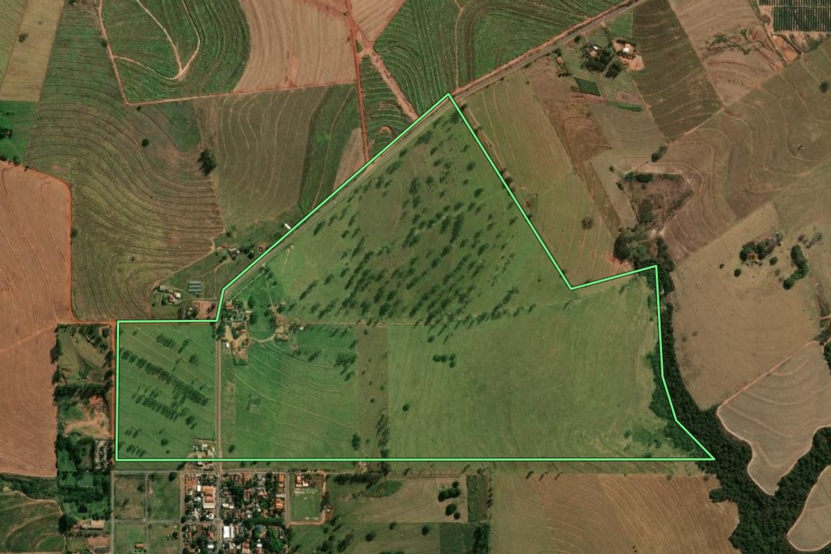 Imagem de satélite do imóvel rural em Nova Aliança do Ivaí (PR), com o contorno declarado no CAR desenhado por cima.