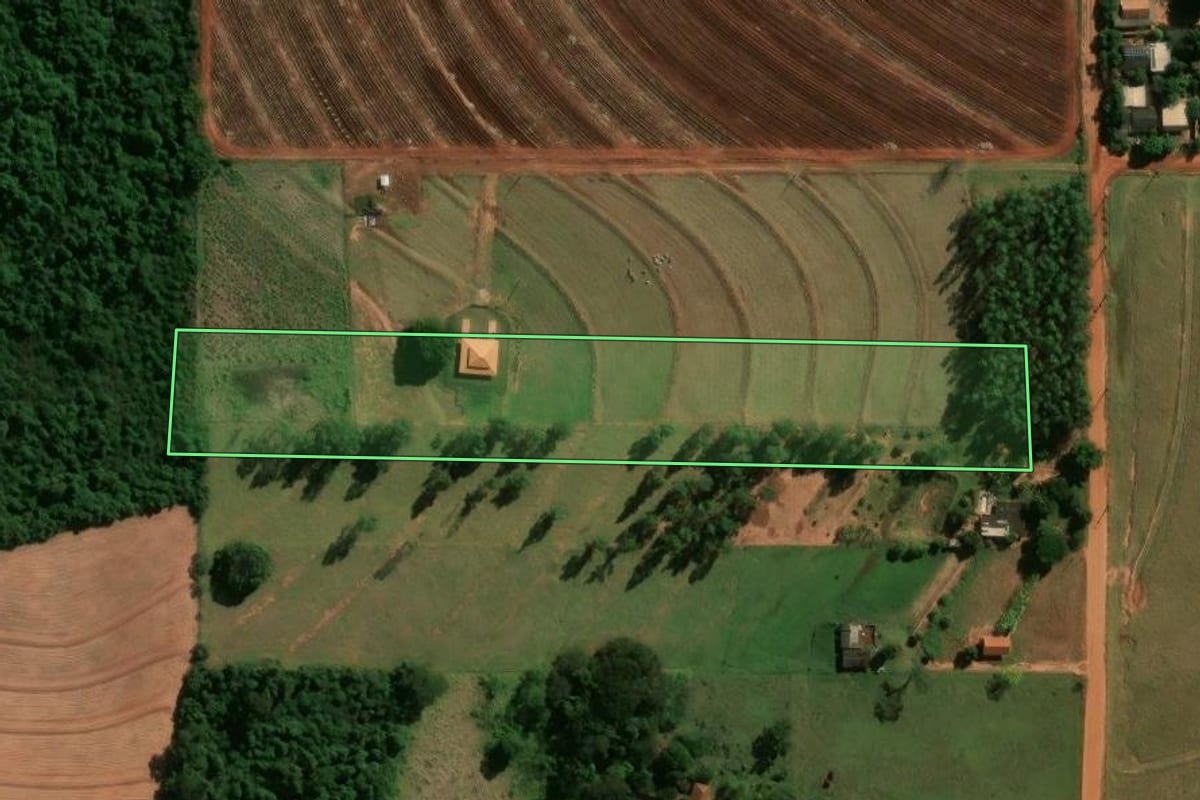 Imagem de satélite do imóvel rural em Nova Aliança do Ivaí (PR), com o contorno declarado no CAR desenhado por cima.