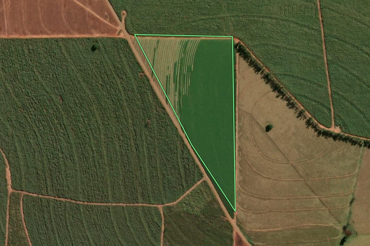 Imagem de satélite do imóvel rural em Nova Aliança do Ivaí (PR), com o contorno declarado no CAR desenhado por cima.