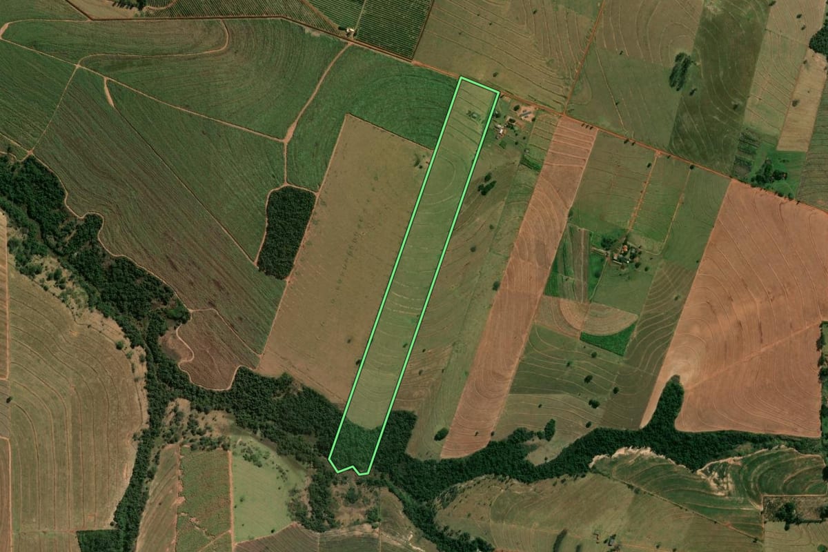 Imagem de satélite do imóvel rural em Nova Aliança do Ivaí (PR), com o contorno declarado no CAR desenhado por cima.