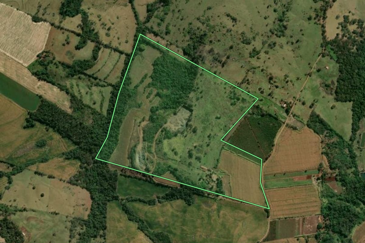 Imagem de satélite do imóvel rural em Nova América da Colina (PR), com o contorno declarado no CAR desenhado por cima.