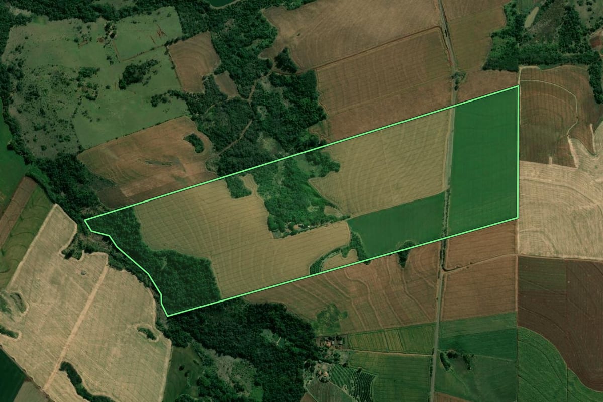 Imagem de satélite do imóvel rural em Nova América da Colina (PR), com o contorno declarado no CAR desenhado por cima.