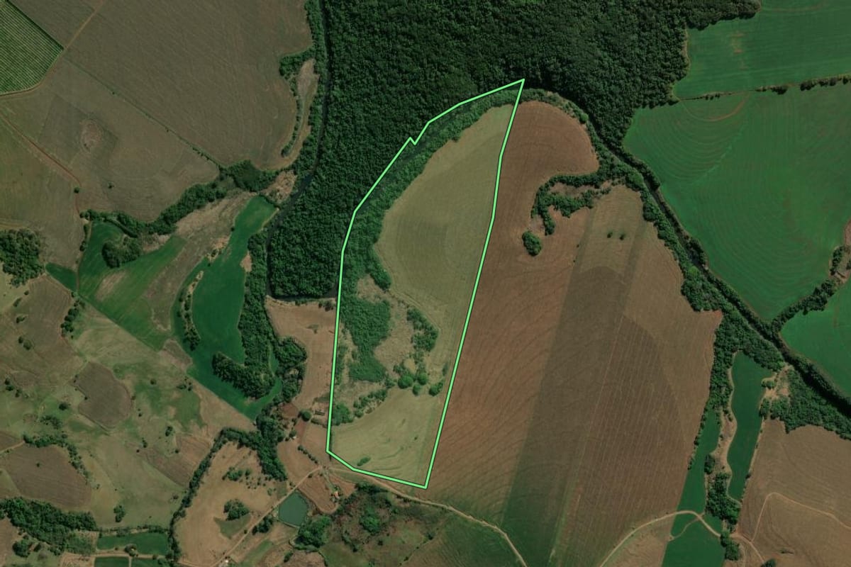 Imagem de satélite do imóvel rural em Nova América da Colina (PR), com o contorno declarado no CAR desenhado por cima.