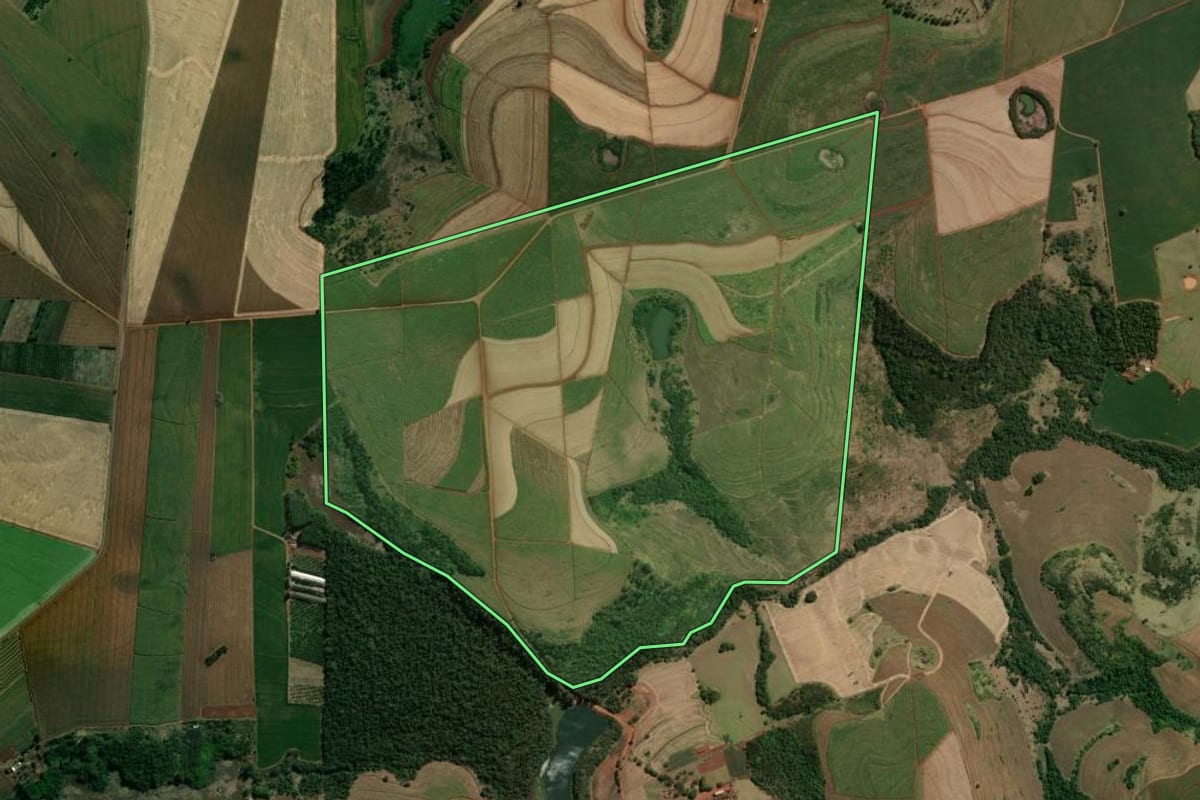 Imagem de satélite do imóvel rural em Nova América da Colina (PR), com o contorno declarado no CAR desenhado por cima.