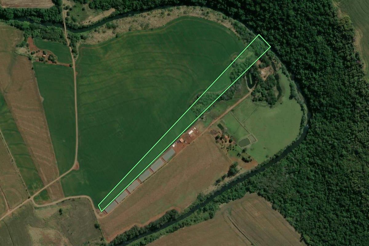 Imagem de satélite do imóvel rural em Nova América da Colina (PR), com o contorno declarado no CAR desenhado por cima.