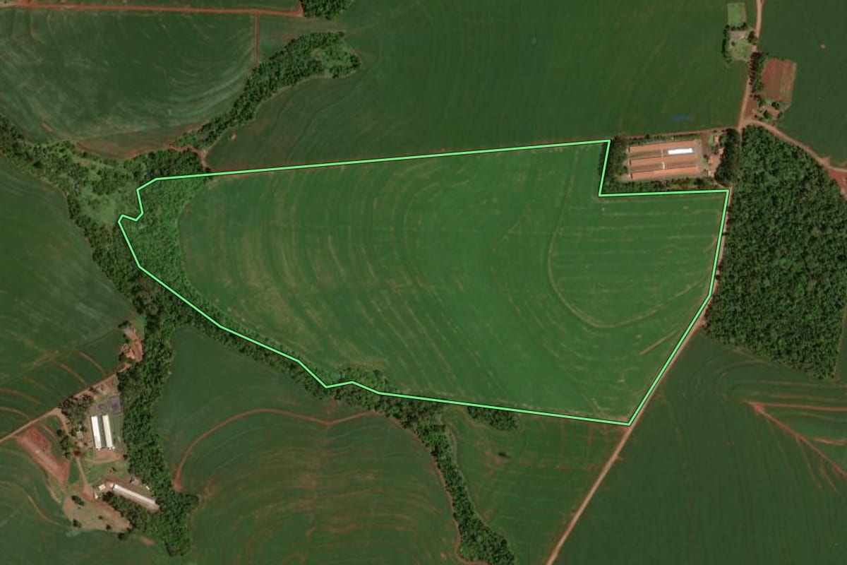 Imagem de satélite do imóvel rural em Nova Aurora (PR), com o contorno declarado no CAR desenhado por cima.