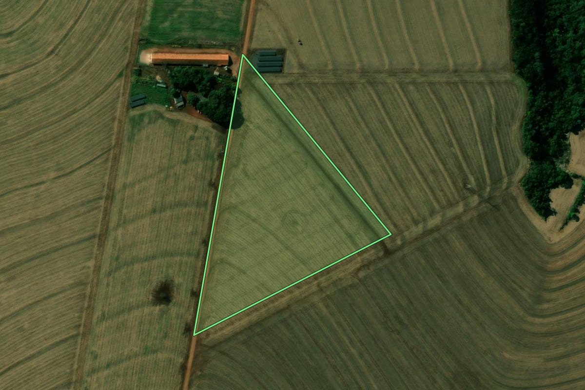 Imagem de satélite do imóvel rural em Nova Aurora (PR), com o contorno declarado no CAR desenhado por cima.