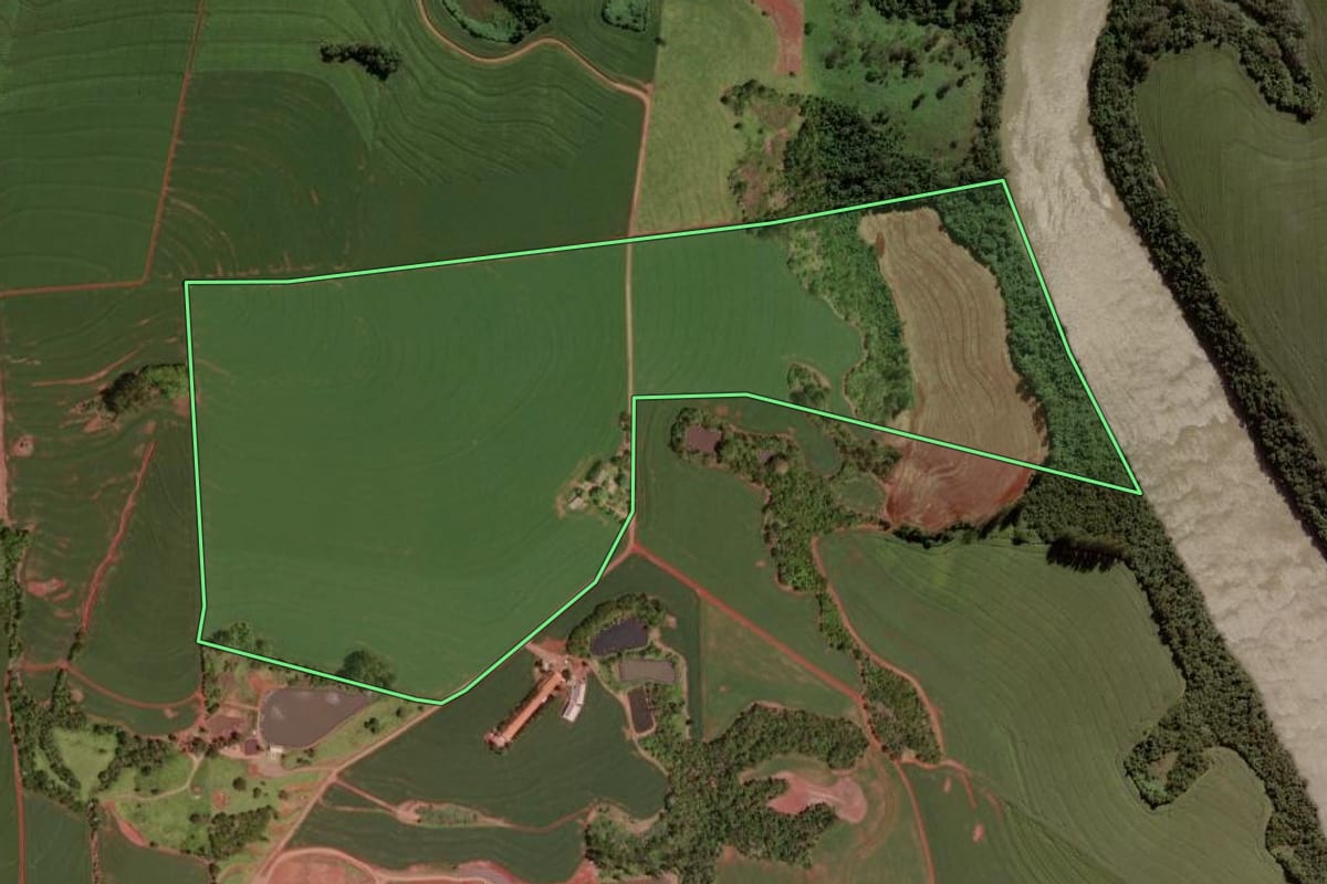Imagem de satélite do imóvel rural em Nova Aurora (PR), com o contorno declarado no CAR desenhado por cima.