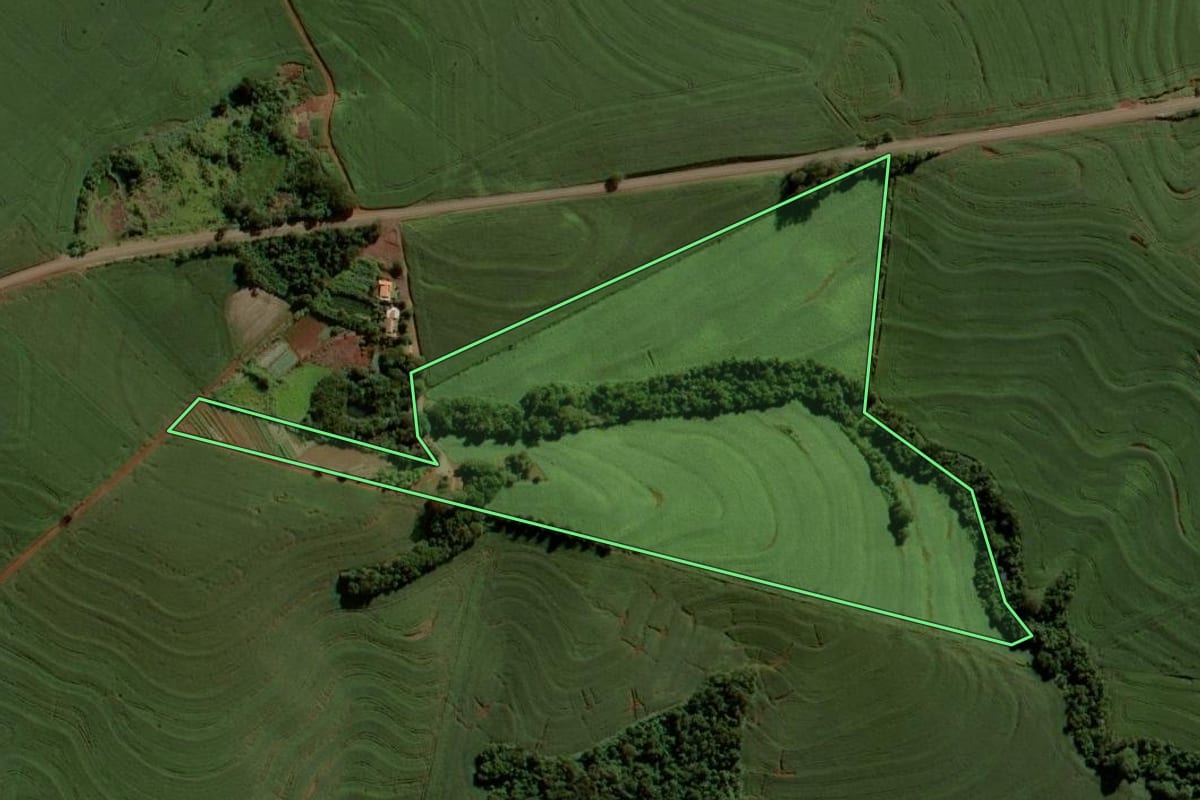 Imagem de satélite do imóvel rural em Nova Aurora (PR), com o contorno declarado no CAR desenhado por cima.