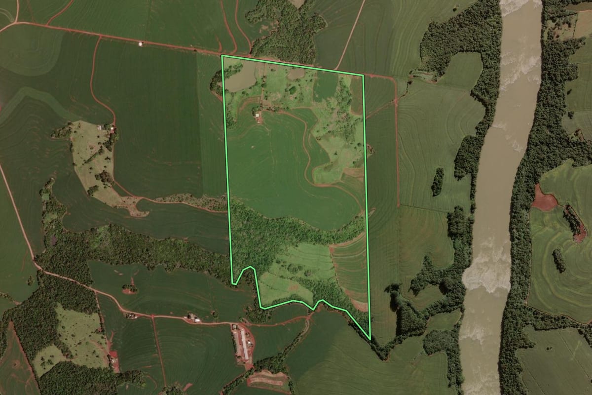 Imagem de satélite do imóvel rural em Nova Aurora (PR), com o contorno declarado no CAR desenhado por cima.